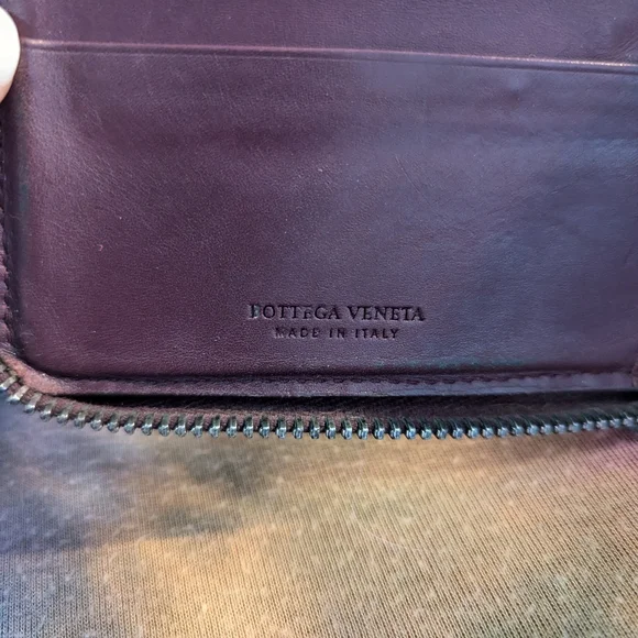 VGUC Bottega Veneta Zip Bifold Wallet in Merlot